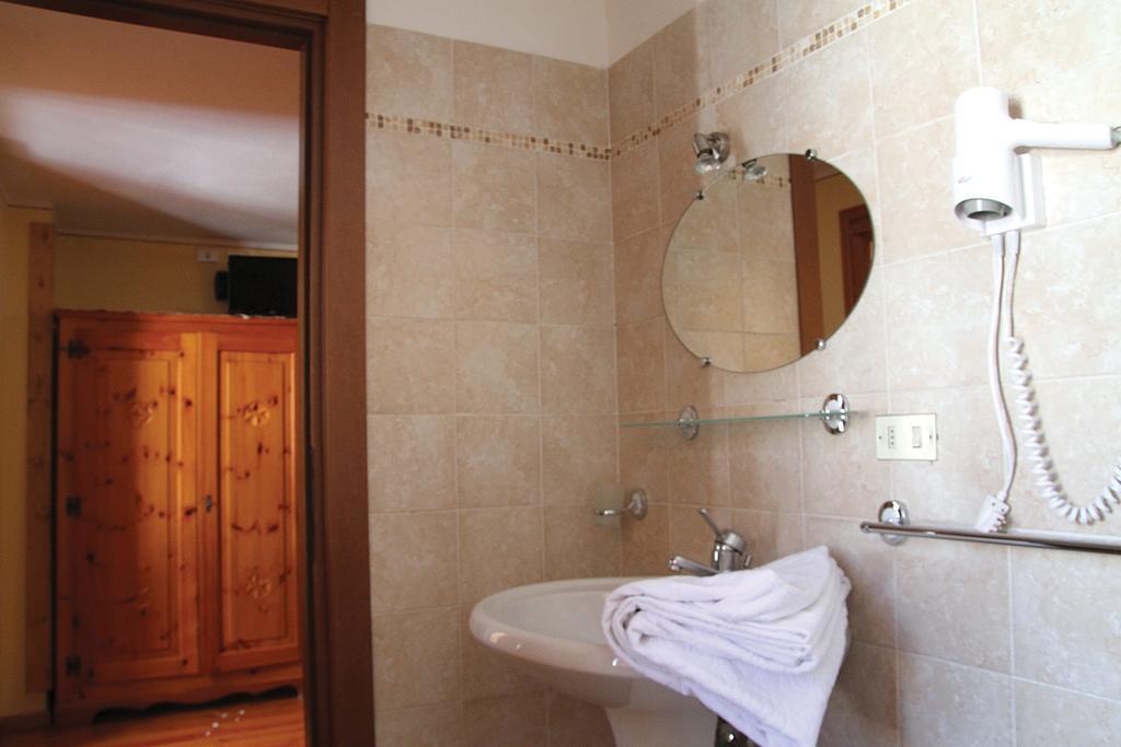 Green Hotel Herbetet Cogne Room photo